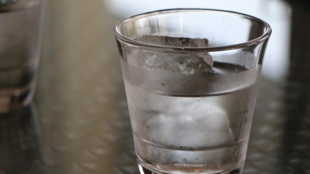 レストランでは水が有料