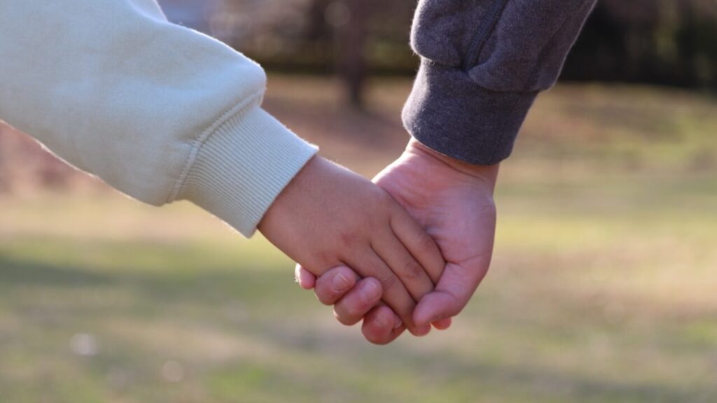 手を繋いでいる画像