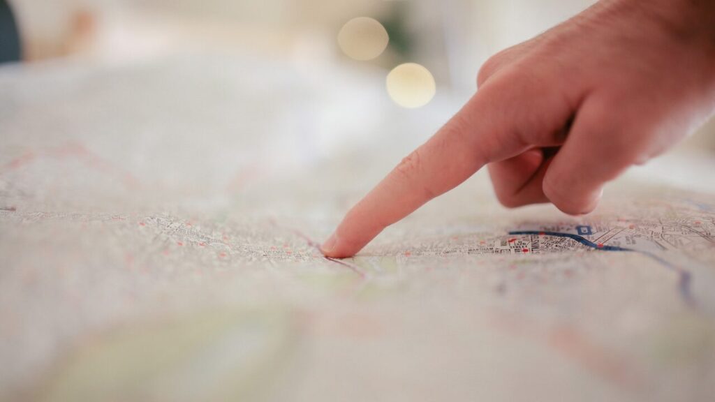 2. 指をさす、指し示す가리키다