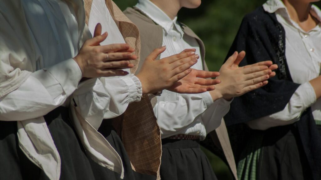 5. 拍手する박수치다