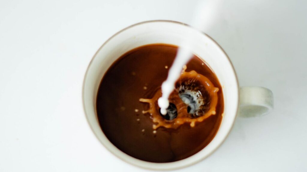 2. 【混合】 コーヒーにお砂糖を入れたり、お酒を割ったりして混ぜる・淹れる