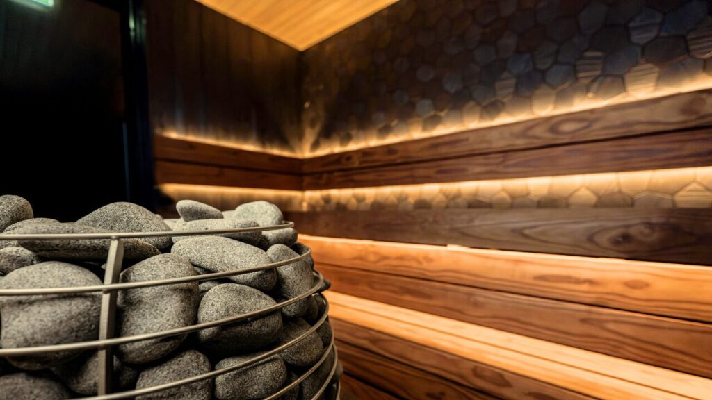 湿っぽい、じめじめしている습하다