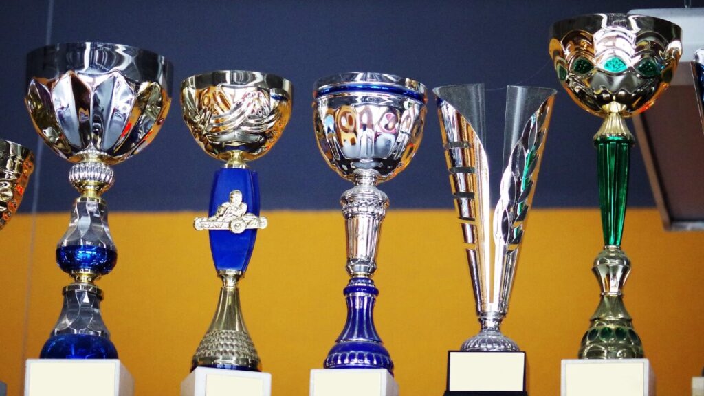 4. 【受領】 給料や賞与、賞品などをもらう（受け取る）