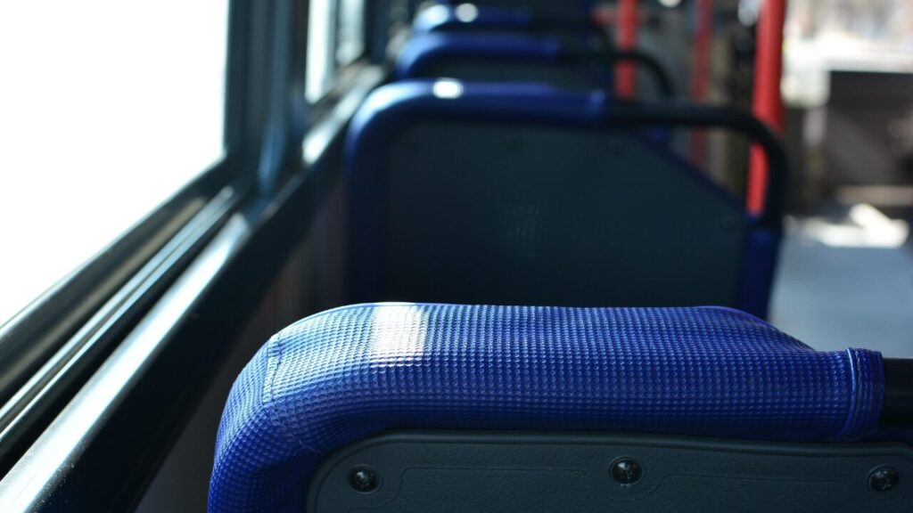 1. 【移動】 乗り物（バス・電車・自転車など）に乗る